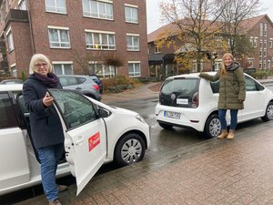 Annegret von Essen (von links) und Jennifer Malenz freuen sich über die neuen Dienstwagen. Foto: Kerstin Kempermann