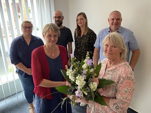 Annegret van Essen (rechts) und das Team der Fachstelle Sucht im Oldenburger Land verabschieden Maria Rüschendorf (vorne links). Foto: Kerstin Kempermann