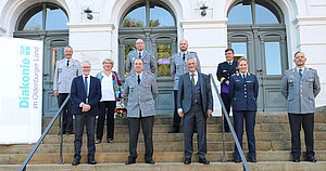 Die Diakonie-Vorstände Thomas Feld (1. Reihe links) und Uwe K. Kollmann (1. Reihe 3. von links) überreichten das goldenene Kronenkreuz an Brigadegeneral Dieter Meyerhoff (1. Reihe 2. von links) und weitere Soldatinnen und Soldaten als Dank für den Einsatz in den Pflegeinrichtungen der Diakonie. Bürgermeisterin Germaid-Eilers Dörfler (2. Reihe links) überbrachte ein Grußwort der Stadt Oldenburg. Foto: Kerstin Kempermann/Diakonie