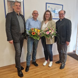 Dietmar Hamann (rechts, Vorsitzender des Vorstands des Diakonischen Werkes Wesermasch) und Franz-Josef Franke (links,  Leiter des Zentrums Gemeinwesenorientierte Diakonie) verabschiedeten die bisherige Geschäftsführerin Marie Bücking und dankten Dieter Poppe, der kommisarisch die Leitung des Diakonischen Werkes in der Weasermarsch übernimmt. Foto: DW Wesermarsch