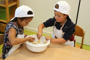 Mavi und Jonte beim Zerkleinern der Bananen