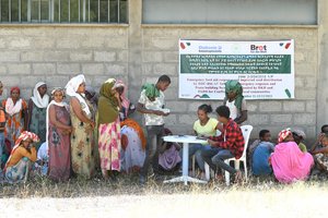 Szene im Rahmen der Nahrungsmittel - Verteilung bei einem Projekt von Brot für die Welt und der Diakonie Katastrophenhilfe in Äthiopien. Projektpartner: EOC - DICAC - Ethiopian Orthodox-Development Inter Church Aid Commission. Christof Krackhardt/Diakonie Katastrophenhilfe/Brot für die Welt