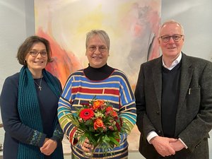 Pfarrerin Julia Neuschwandner (links), Leiterin des Referats Seelsorge bei der Ev.-Luth. Kirche in Oldenburg und Diakonie-Vorstand Thomas Feld verabschiedeten Pfarrerin Heike Boelmann-Derra. Foto: Kerstin Kempermann