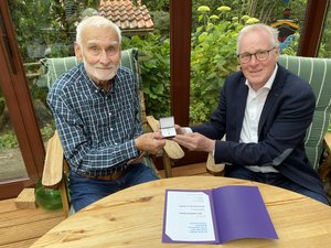 Godehard Ohmes (links) bekommt für sein Engagement in der Seemannsmission von Diakonie-Vorstand Thomas Feld das Goldenen kronenkreuz überreicht. Foto: Diakonie