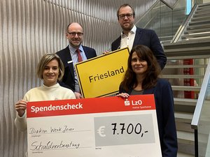 Kristin Karstens, stellvertretende Leiterin Privatkunden, Klaus Blum, Leiter Firmenkunden und Markus Neumann, Leiter Privatkunden bei der LzO in Friesland überreichten den Scheck an Georgia Gries, Schuldnerberaterin bei der Diakonie Friesland/Wilhelmshaven.