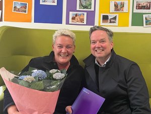 Diakonie-Vorstand Dr. Friedrich Ley gratuliert Sylvia Petschukat zu ihrem 25-jährigen Dienstjubiläum. Foto: Marieke Gogler