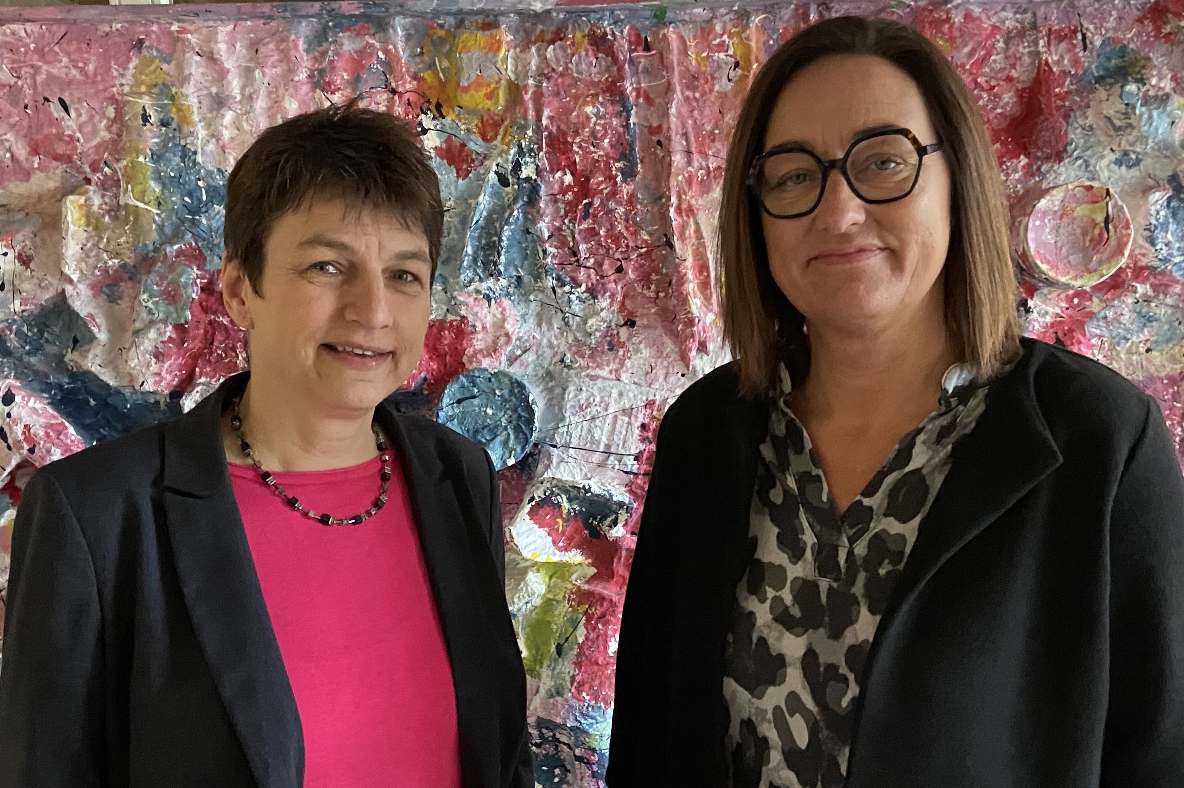 Leitungswechsel im Haus Regenbogen: Silke Kolbeck-Lawicka (rechts) wird Nachfolgerin von Ute Dorczok. Foto Kerstin Kempermann