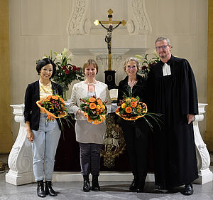  Gottesdienst zur Eröffnung der Kreissynode wurde Bärbel Maas (3.v. links) gemeinsam Popkantorin Sarina Lal und der Leiterin der EFB Oldenburg Meike Bruns von Kreisfarrer Torsten Maes offiziell eingeführt. Foto: Kirchenkreis Oldenburg Stadt