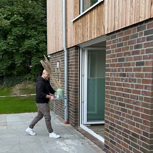 Endlich kann das neue Haus bezogen werden. Foto: Johanne Logemann