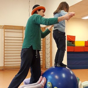 Die Vorschulkinder in der Diakonie Kindertagesstätte Philosophenweg haben 2 Wochen lang Besuch vom „Zirkusdirektor“ Jaro Birkigt und werden spielerisch an Akrobatik und Jonglage herangeführt. Foto: Kita Philosophenweg