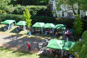 Beim Sommerfest im Friedas-Frieden-Stift lud ein Heino-Immitator bei schönstem Sommerwetter zum  Mitsingen ein. Foto: Friedas-Frieden-Stift