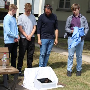 Lehrer Oliver Höpe mit Schülern der Carlo Collodi Schule am Startpunkt des Geocaches am Kulturzentrum PFL in Oldenburg. Foto: Carlo Collodi Schule