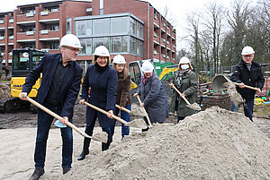 Den ersten Spatenstich für den Anbau am Elisabethstift nahmen vor Egon Temmen, Rita Szaszi, Ulrike Baumann, Ruth Hahn, Petra Schumann und Wilhelm Hövel. Foto: Kerstin Kempermann