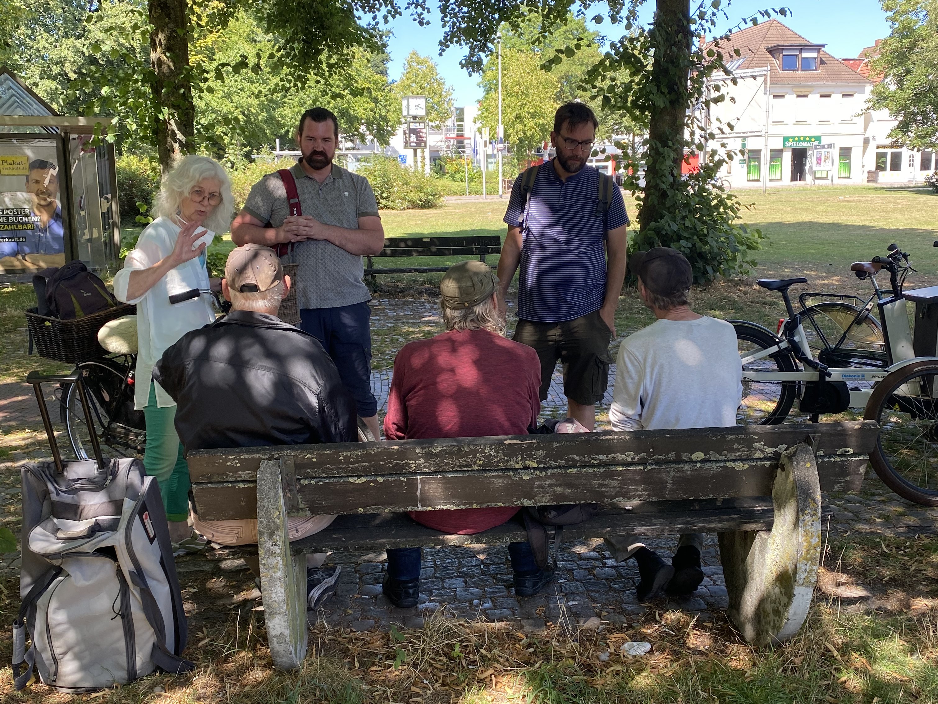 Die Straßensozialarbeiter Derk Stürenburg und Marcus Zechelius (stehend von rechts) und Krankenschwesrer Mechthild Bünker im Gespräch mit Klientinnen und Klienten. Foto: Johanne Logemann