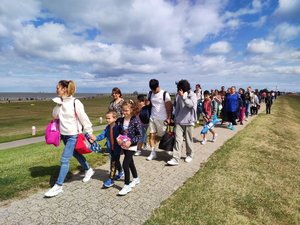 Zum Sommerferienprogramm des Nachbarschaftsbüros Hasport gehörte auch ein Ausflug nach Norddeich. Foto: Nachbarschaftsbüro Hasport 