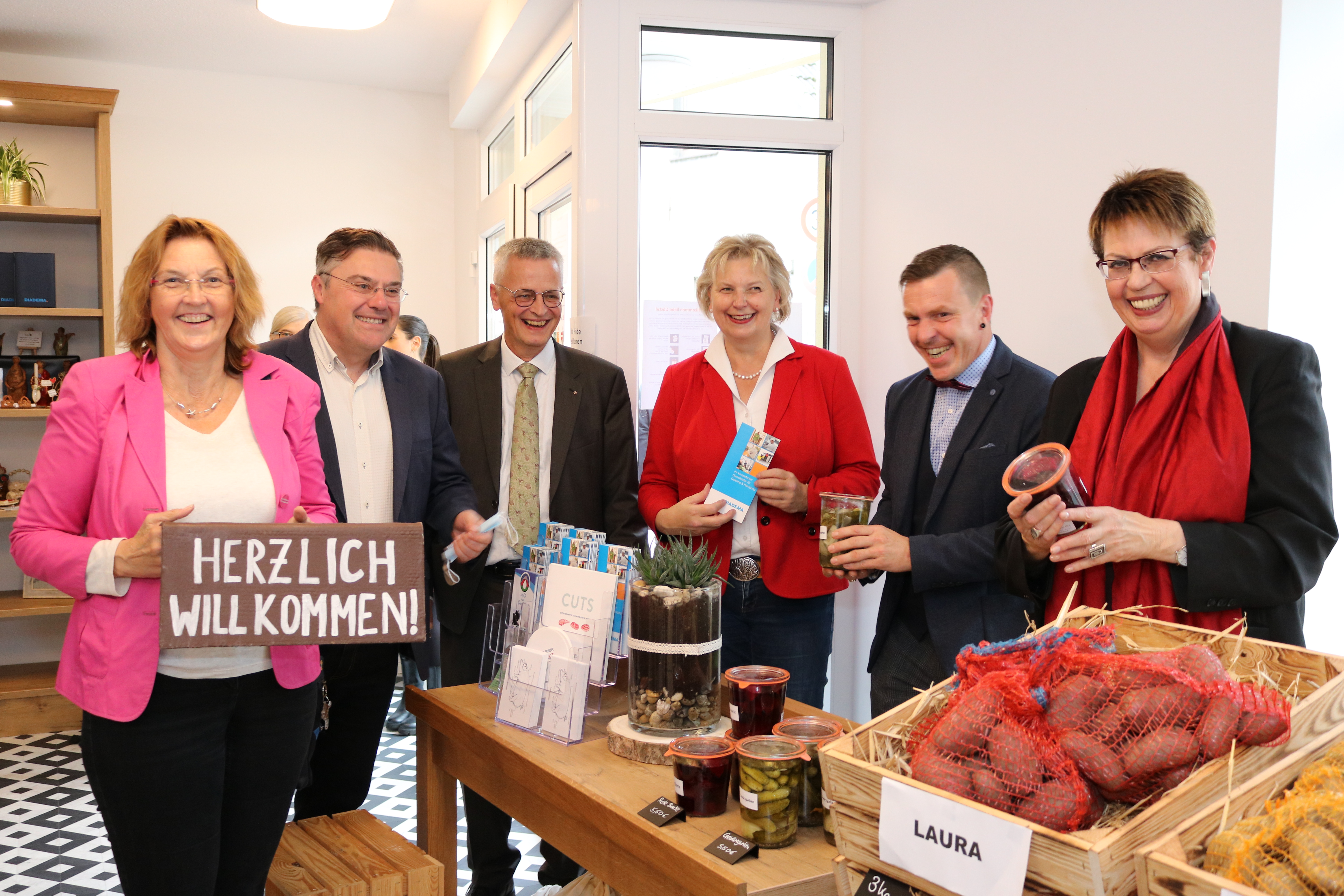   Freuen sich über die offizielle Eröffnung des Tante-Emma-Ladens mit integriertem Café (von links): Susanne Mittag (SPD-Bundestagsabgeordnete), Dragos Pancescu (Landtagsabgeordneter von den Grünen), Diakonie-Vorstand Uwe K. Kollmann, Karin Logemann (SPD-Landtagsabgeordnete), Ronny Kollmann-Gruhl (Bereichsleiter Diadema) und Birgit Honé (Ministerin für Bundes- und Europaangelegenheiten und Regionale Entwicklung). Foto: Johanne Logemann/Diakonie