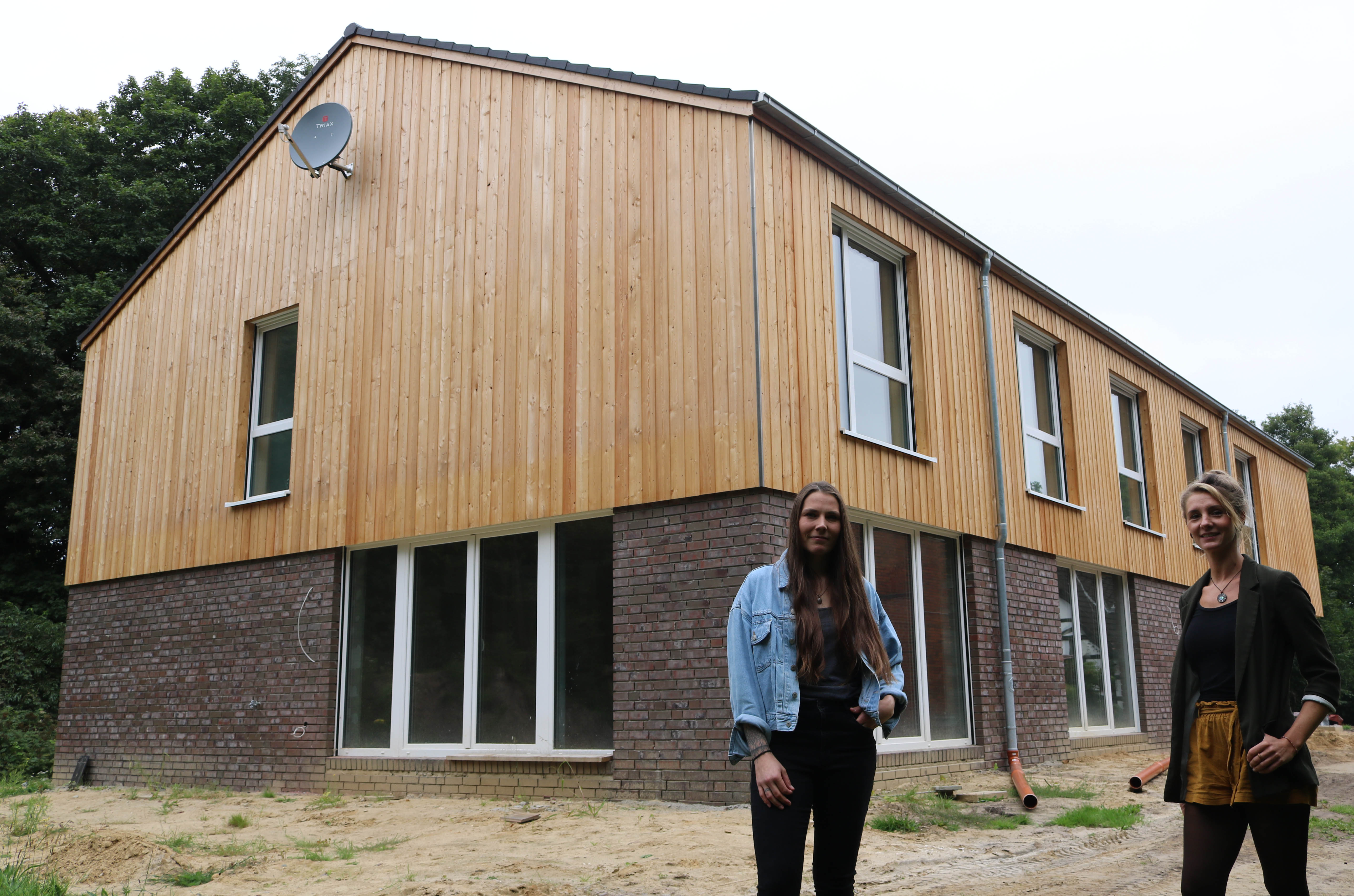 Einrichtungsleiterin Katharina Kruse-Matyl und Insa Oltmanns, Betreuerin in der Jugendwohngruppe, zeigen stolz das in Holzrahmenbau errichtete Gebäude, in das die Gruppe im Herbst einziehen wird. Foto: Kerstin Kempermann