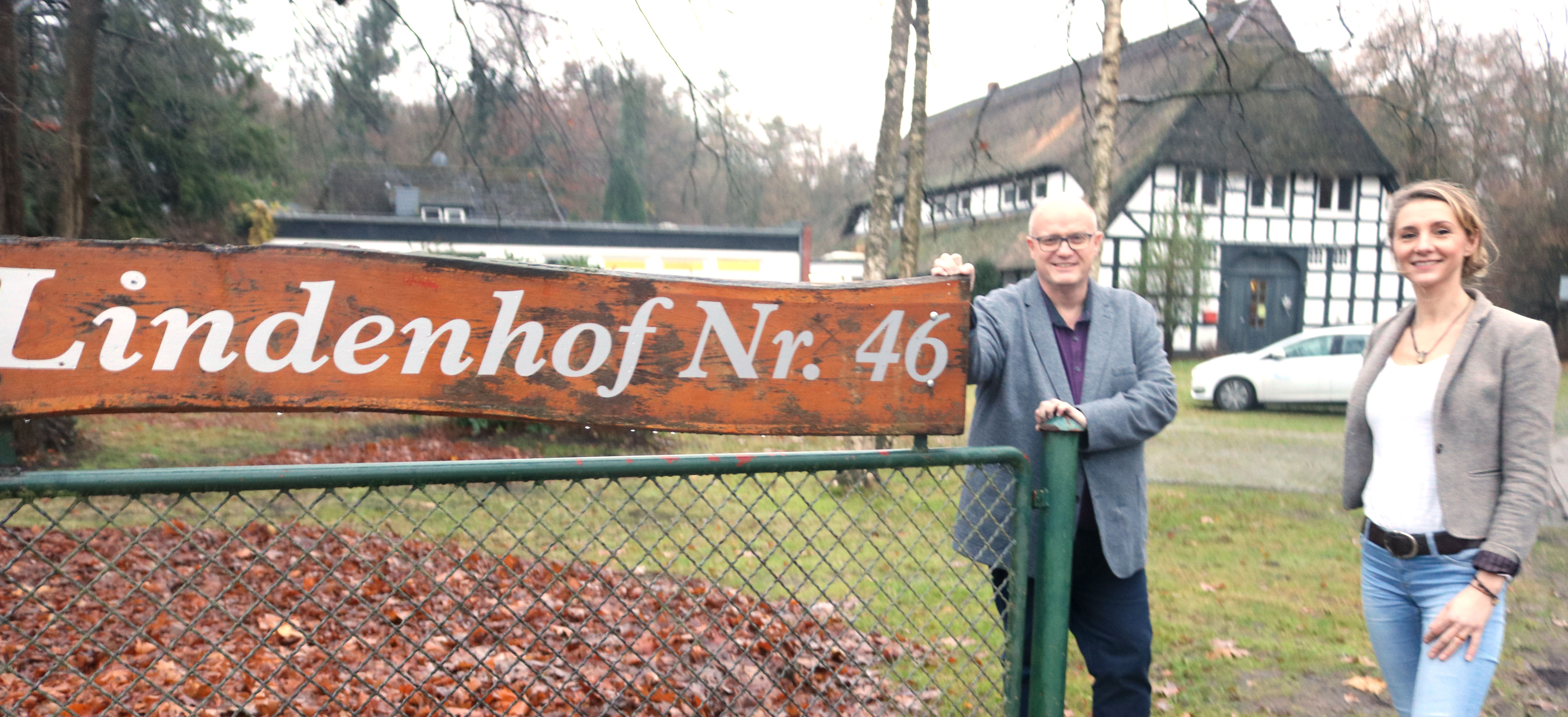 Jan Prassel, Einrichtungsleiter der Jugendhilfe Collstede, zusammen mit Katharina Kruse-Matyl vor dem Lindenhof in Hude. Foto: Kerstin Kempermann