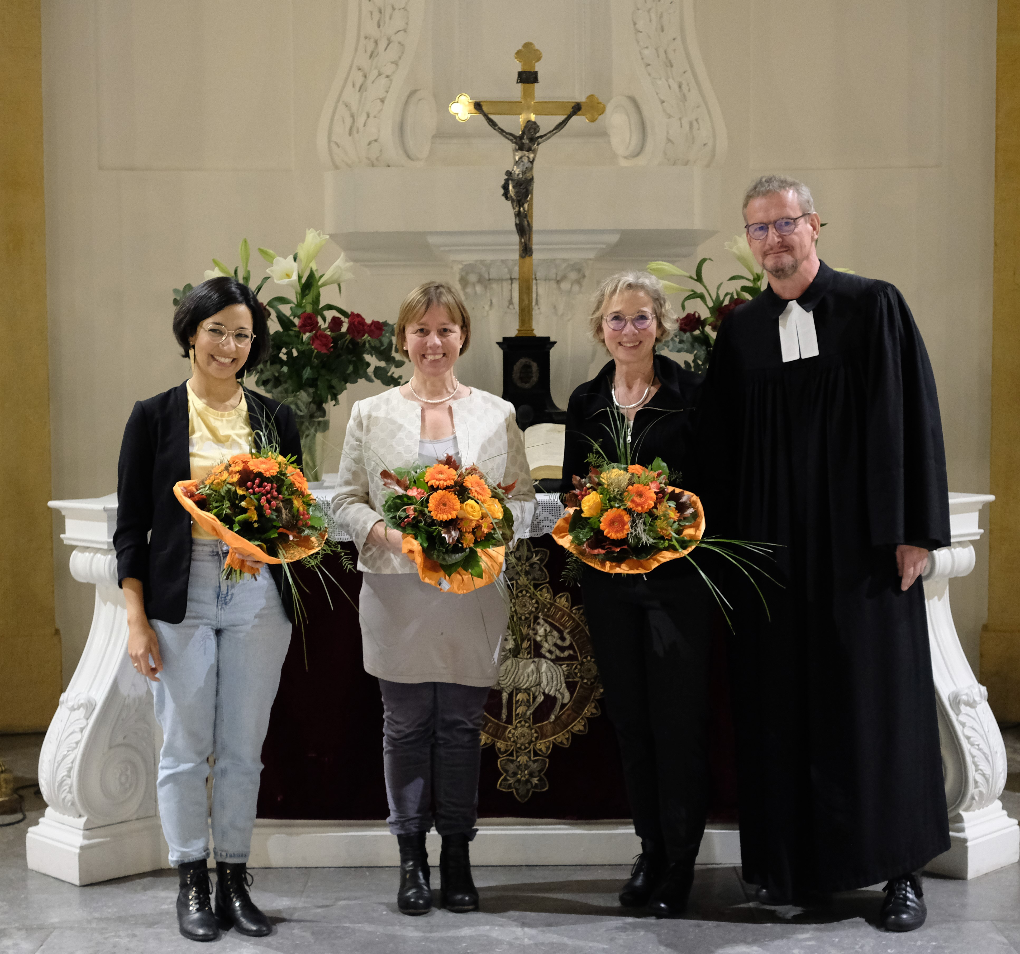  Gottesdienst zur Eröffnung der Kreissynode wurde Bärbel Maas (3.v. links) gemeinsam Popkantorin Sarina Lal und der Leiterin der EFB Oldenburg Meike Bruns von Kreisfarrer Torsten Maes offiziell eingeführt. Foto: Kirchenkreis Oldenburg Stadt