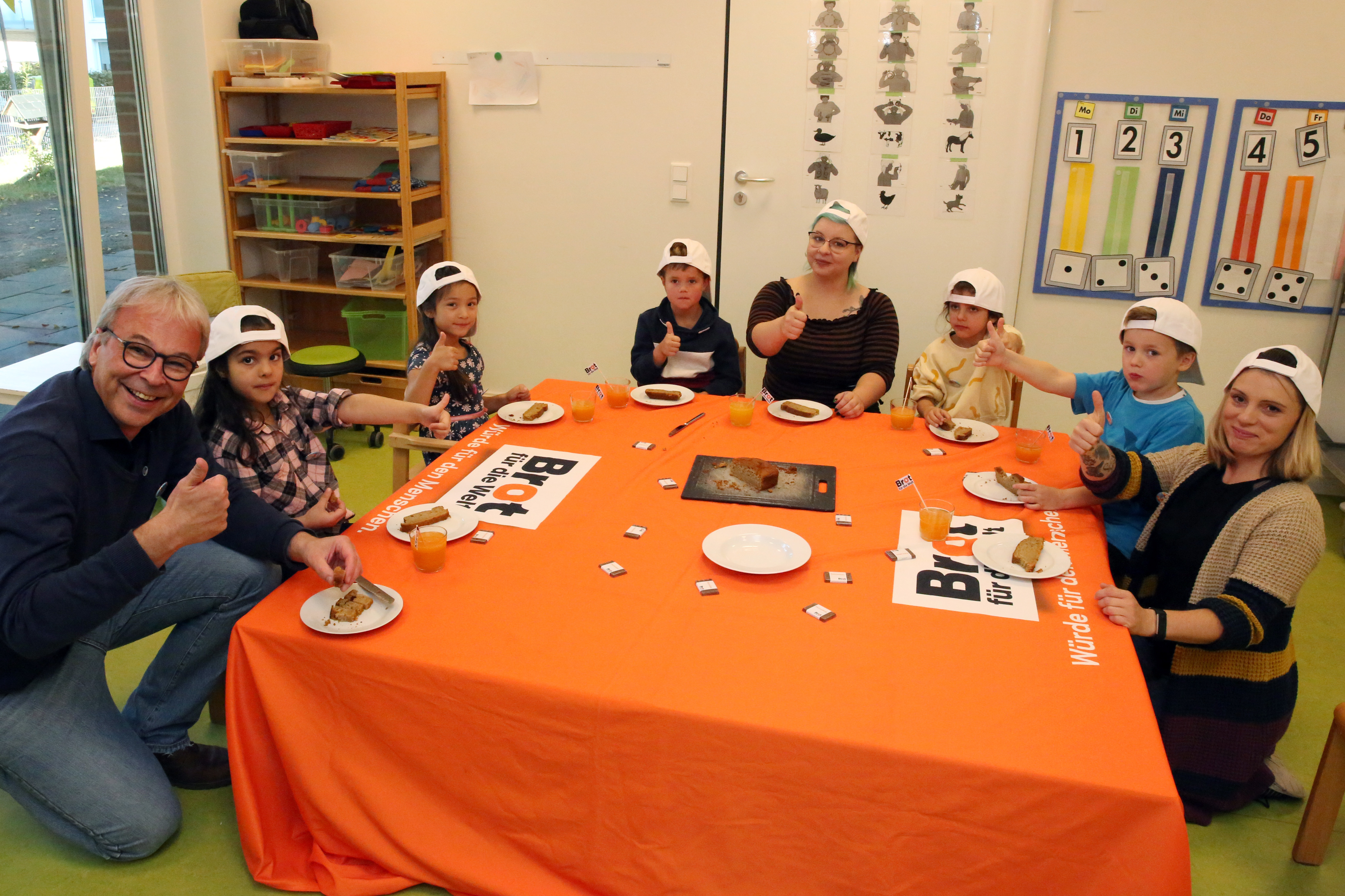 Stolz präsentieren die fünf Kinder der ABC-Piraten in „DiKita“ in Oldenburg-Osternburg ihr gerade frisch gebackenes Bananenbrot; gemeinsam mit Marius Blümel von „Brot für die Welt und den Erzieherinnen Franzi Sendek (Mitte) und Aileen Zörner (re.). Alle Fotos: ELKiO/D.-M. Grötzsch