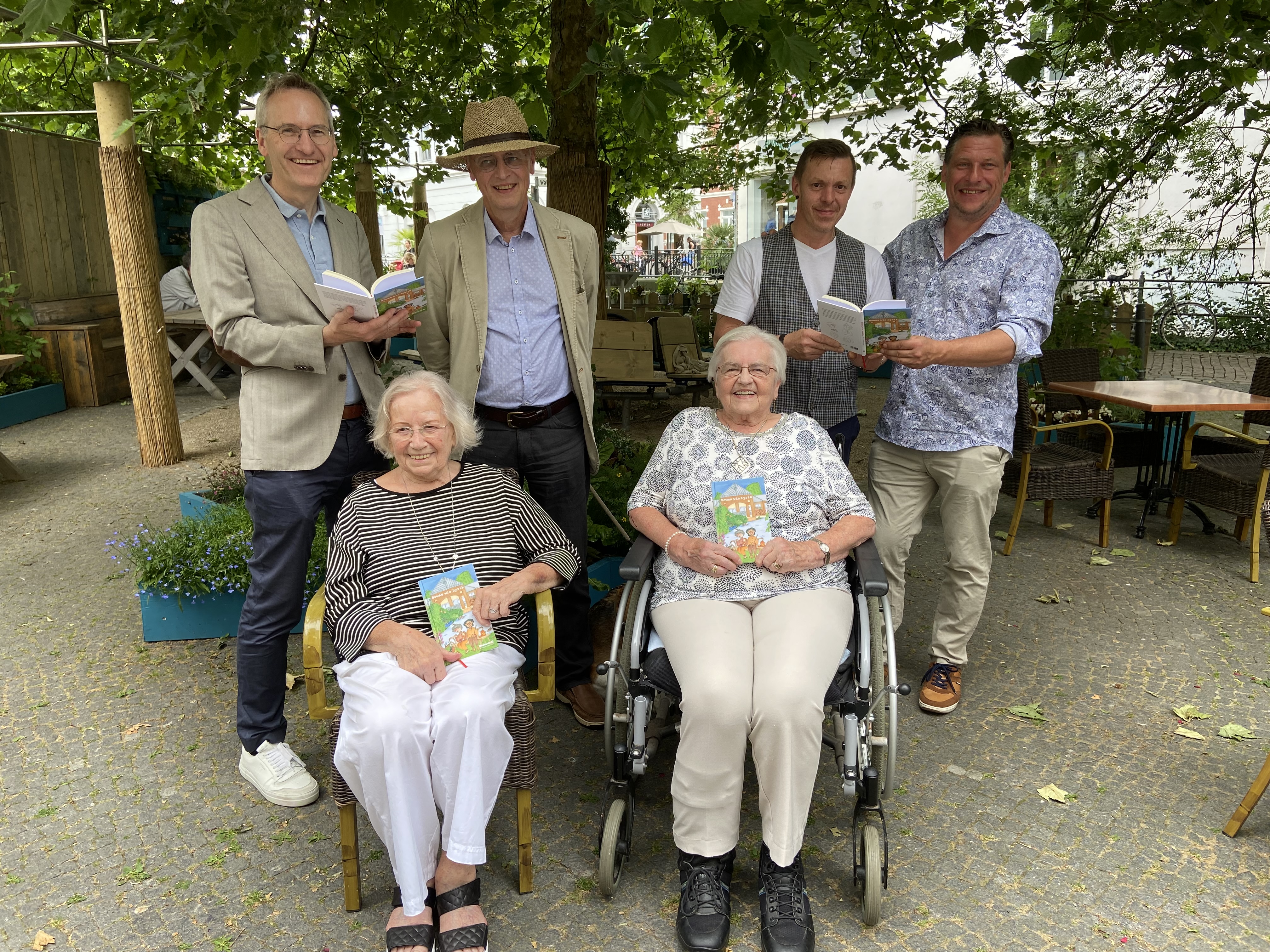 Freuen sich über das fertige Buch: Elfriede Fach (vorne von links), Doris Niehaus, Florian Isensee (hinten von links), Uwe K.Kollmann, Ronny Kollmann-Gruhl und Arne Nobel. Foto: Kerstin Kempermann