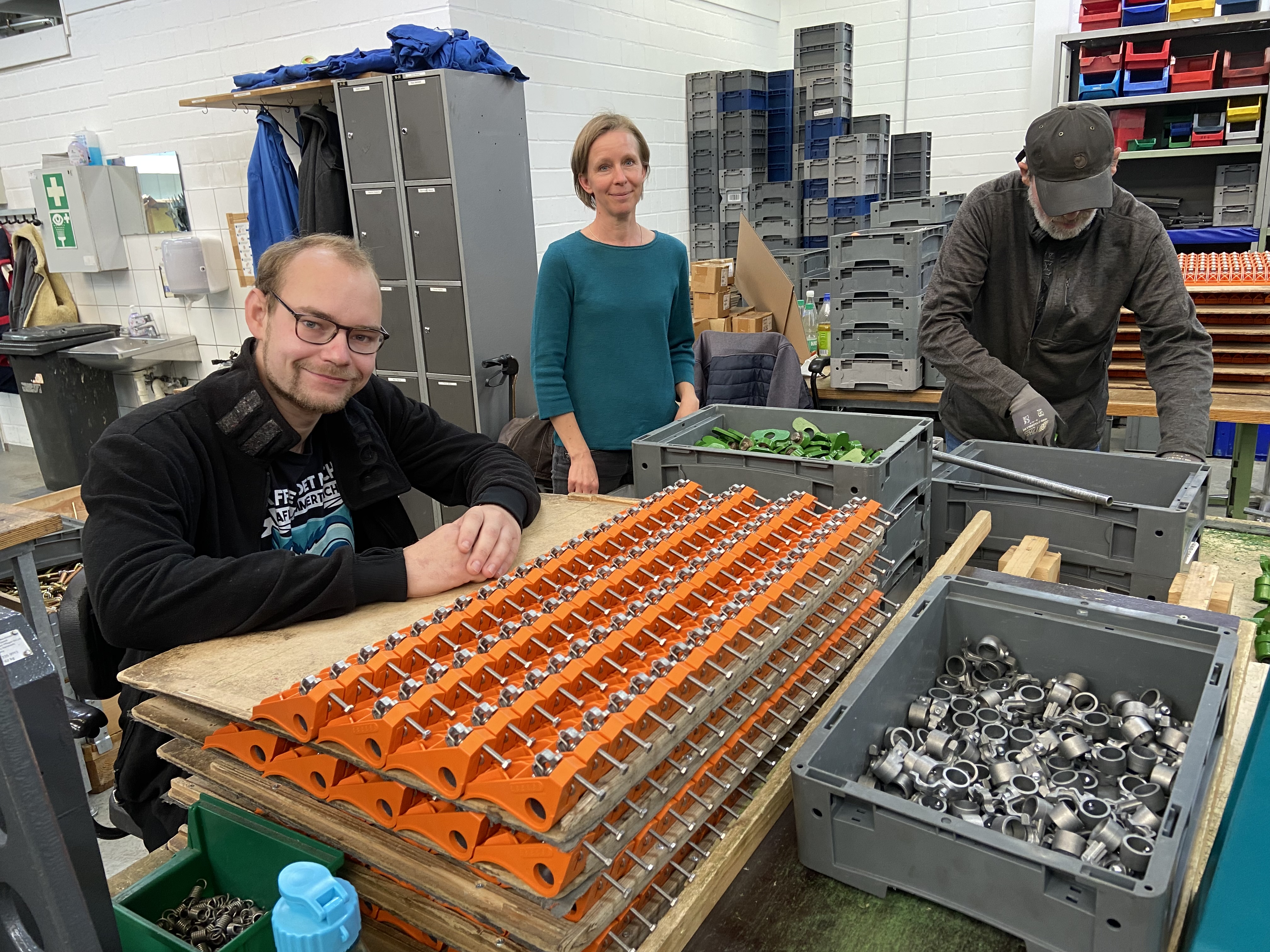 Rebecca Frische (Mitte), Betriebsleiterin bei den Gemeinnützigen Werkstätten in Oldenburg zeigt Sven Kuba die Arbeitsgruppe, bei der er in seinem Freiwilligendienst eingesetzt ist. Foto: Kerstin Kempermann