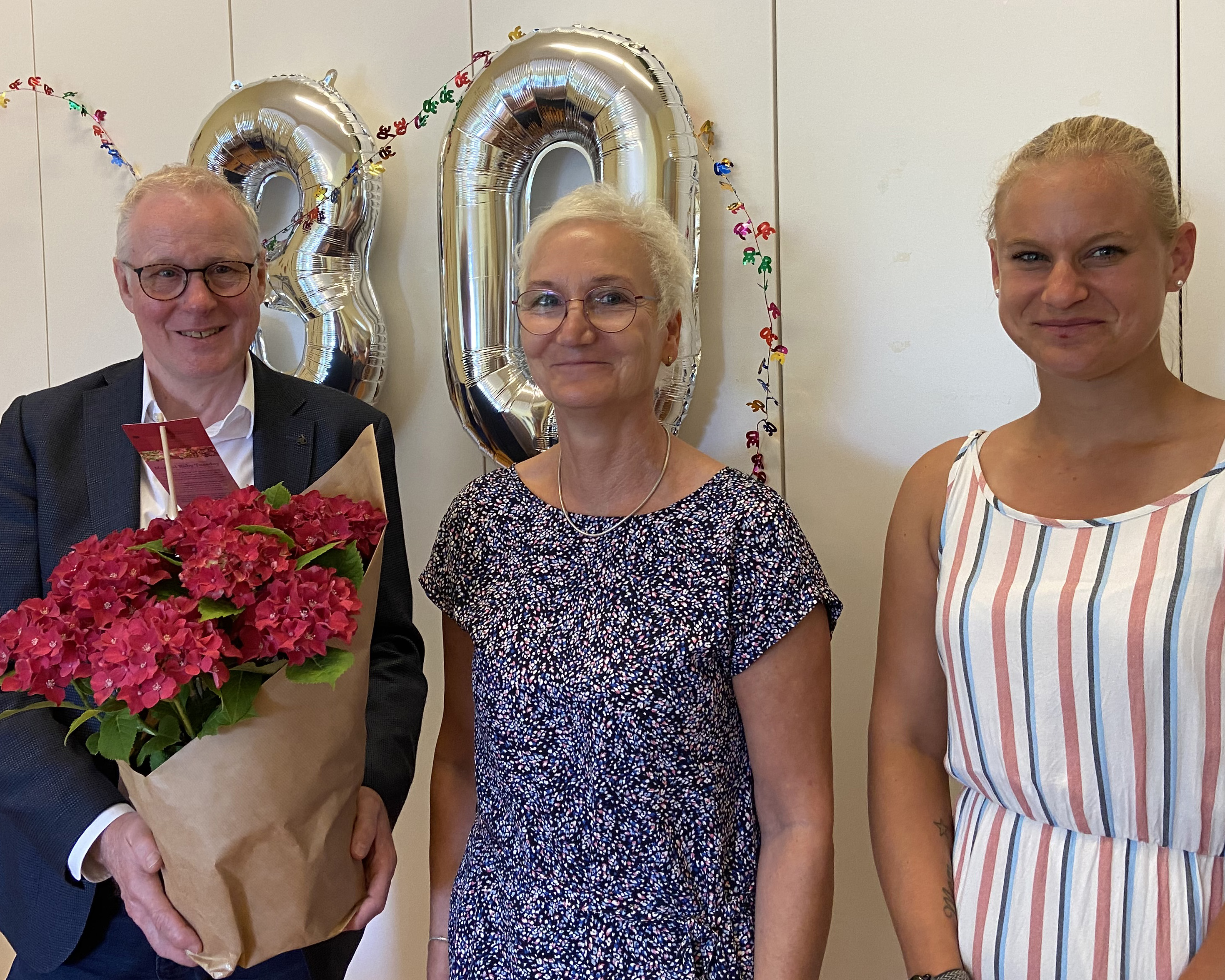 Diakonie-Vorstand Thomas Feld (links) und die stellvertretende Einrichtungsleiterin Tina Brünjes gratulieren Einrichtungsleiterin Ines Wiesner zum 30-jährigen Dienstjubiläum. Foto: Kerstin Kempermann