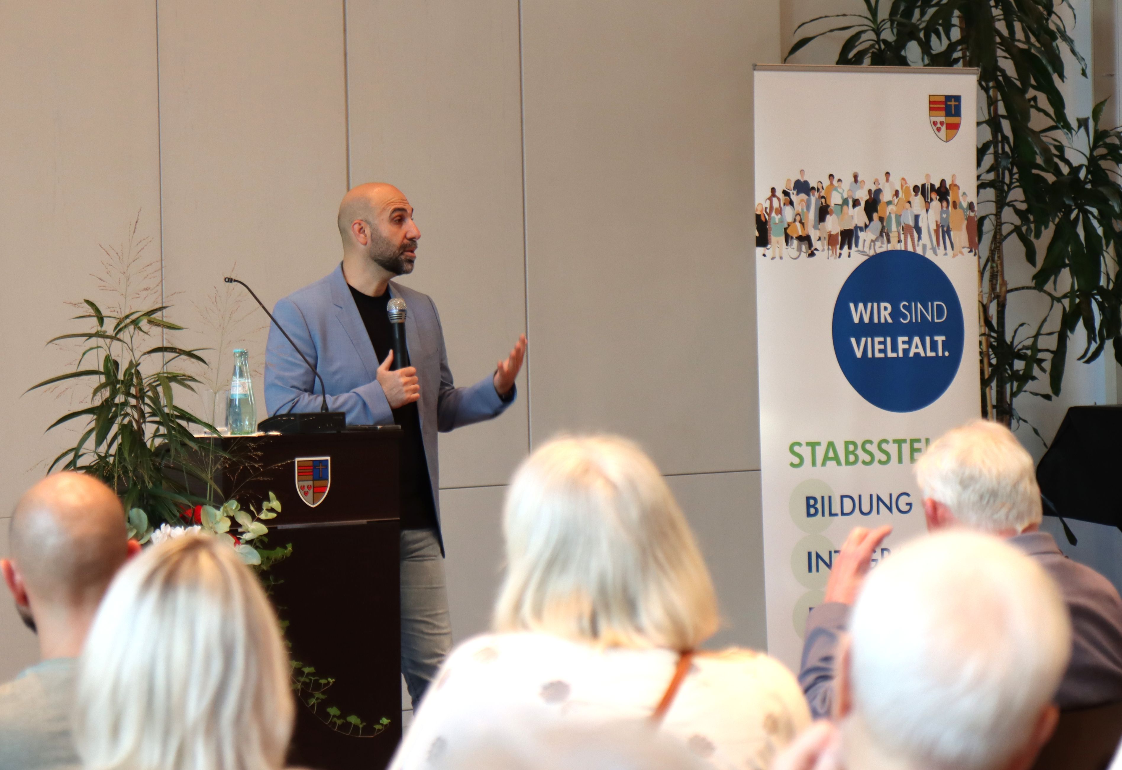 Gelungener Austausch im Kreishaus: Integrationsexperte Ahmad Mansour beim Vortrag im Kreishaus. Foto: Anna Kampmann