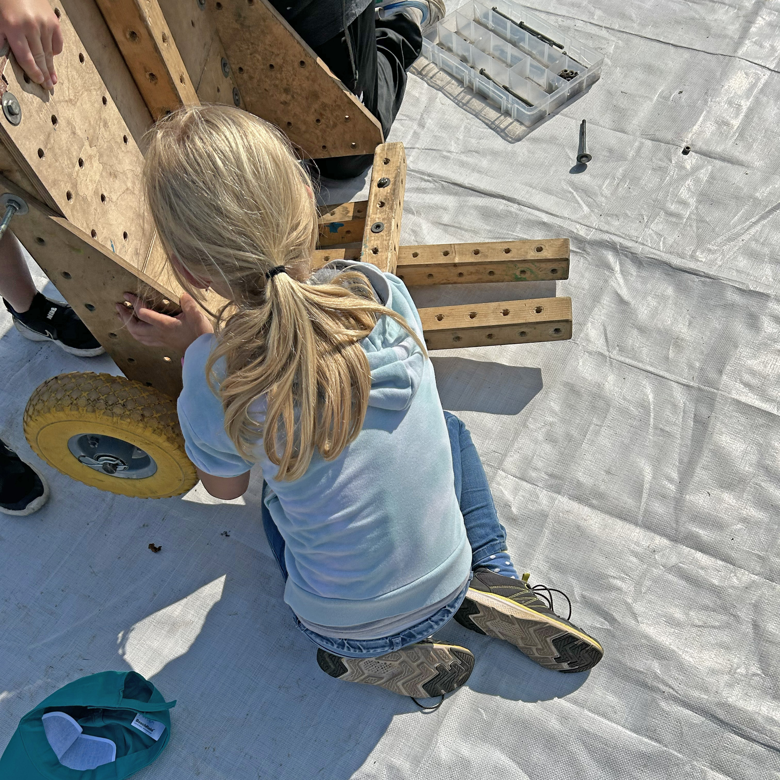 Die Kinder und Jugendlichen hatten viel Spaß beim Bau der Seifenkisten. Foto. Johanne Logemann