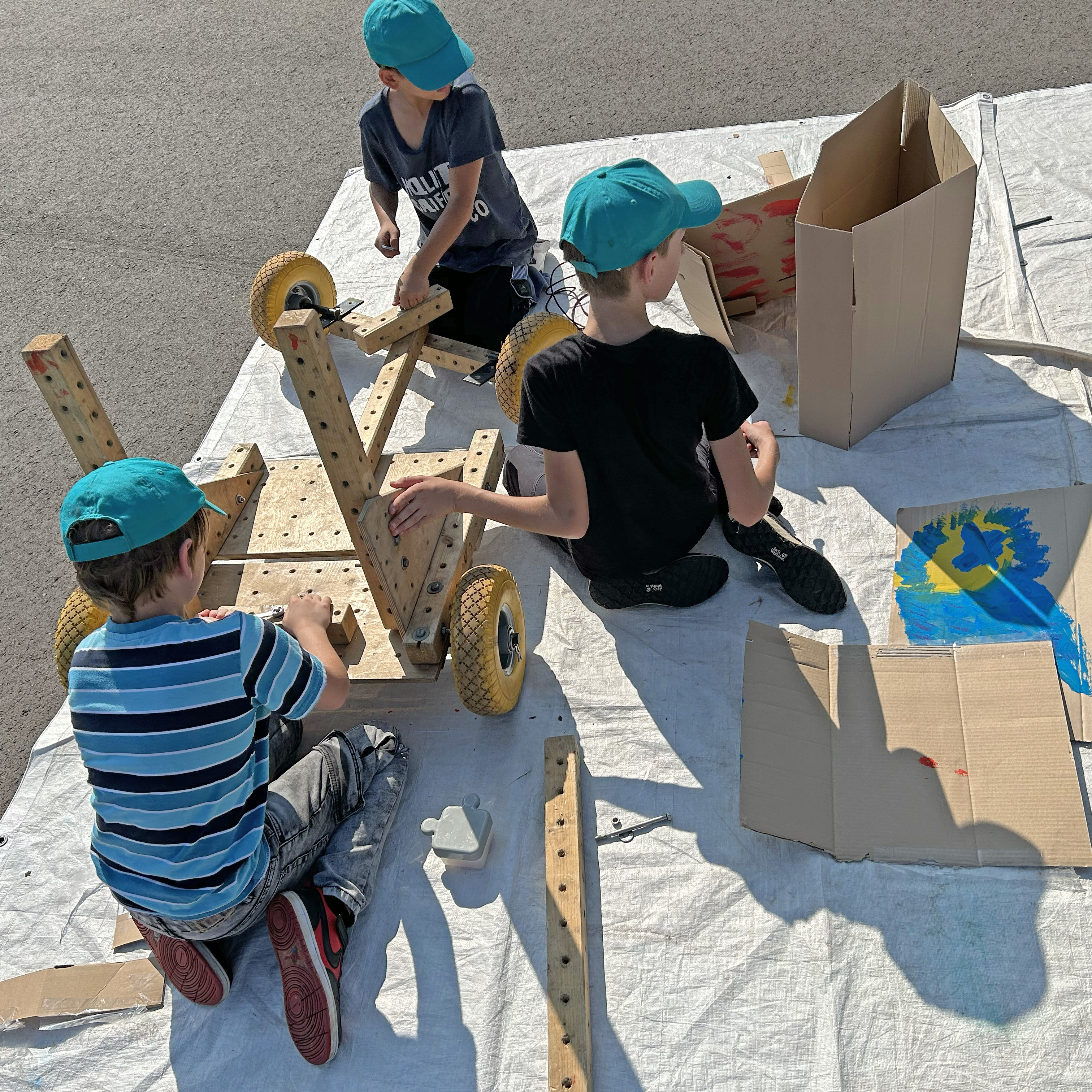 Die Kinder und Jugendlichen hatten viel Spaß beim Bau der Seifenkisten. Foto. Johanne Logemann