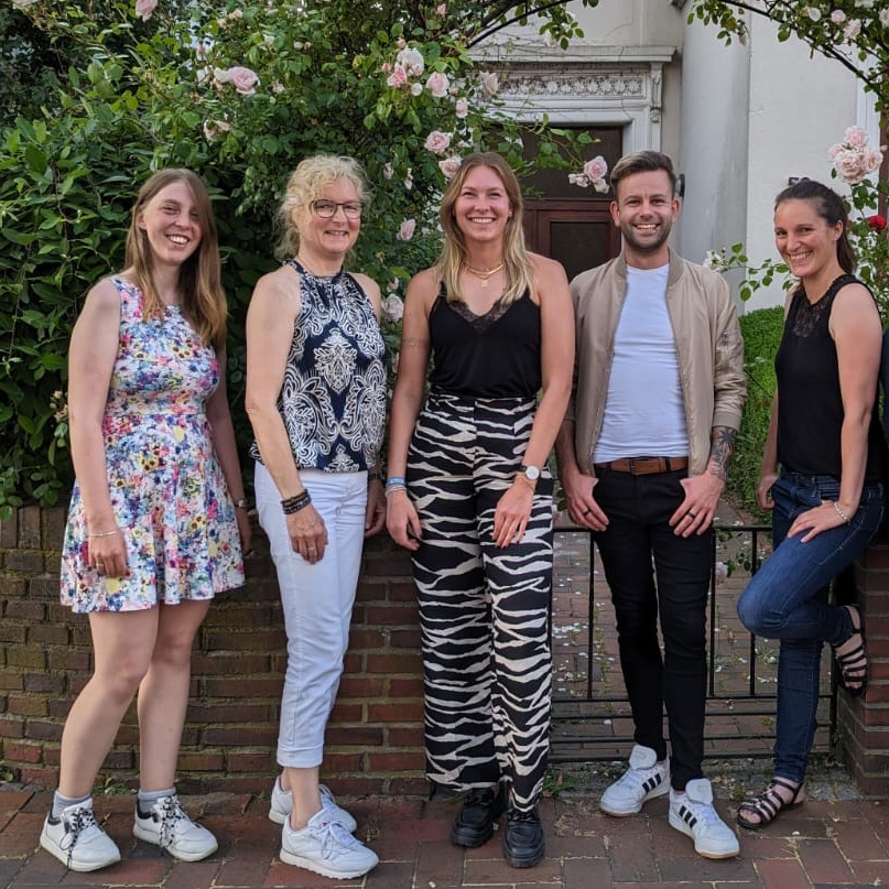 Juliana Renken (von links), Iris Nordhausen, Tanja Grote, Marvin Eilers und Anja Schwiertz gehören zum neuen Team in der Fachstelle Sucht in der Wesermarsch. Foto: Fachstelle Sucht