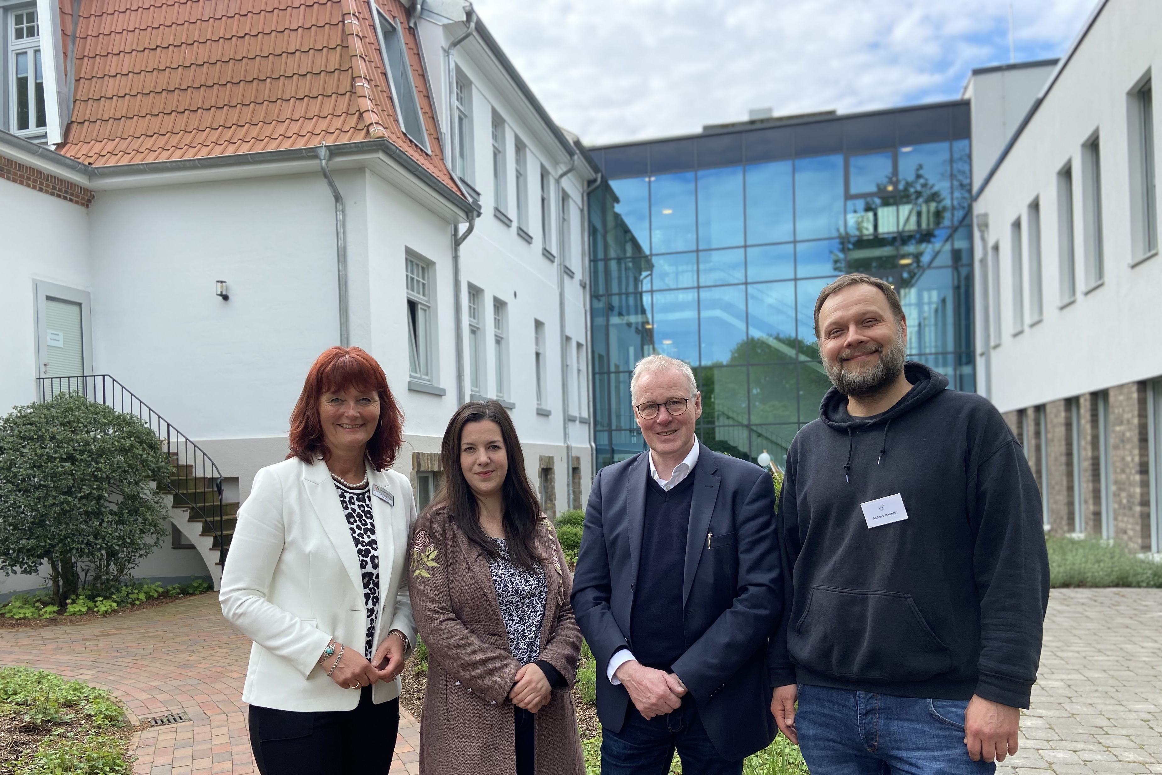 Dötlingens Bürgermeisterin Antje Oltmanns ließ sich beim Tag der offenen Tür von Sarah Büsing, Referentin für die Suchtkliniken beim Diakonischen Werk Oldenburger Land, Diakonie-Vorstand Thomas Feld und Chefarzt Andreas Jakubek über die Fachklinik informieren. Foto: Kerstin Kempermann