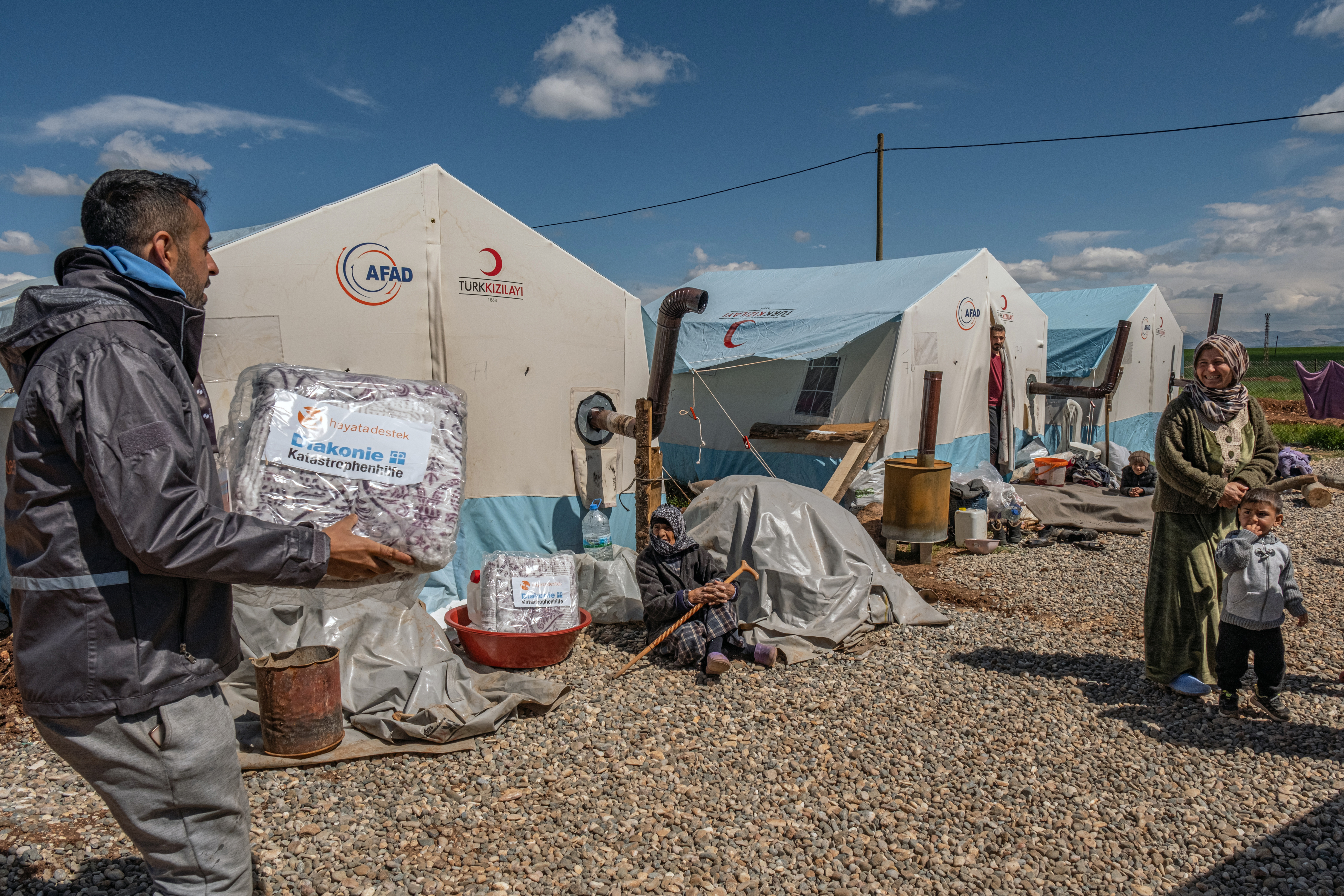 Große Anteilnahme lösten die Erdbeben in der Türkei und Syrien im Februar 2023 aus. 22,2 Millionen Euro Spenden gingen dafür ein, wodurch Betroffene der Naturkatastrophe schnell mit Zelten, Matratzen oder Sanitäreinrichtungen versorgt werden konnten, wie  hier im Camp Nummer 1 im Bezirk Adıyaman Centre. Kerem Uzel/Diakonie Katastrophenhilfe