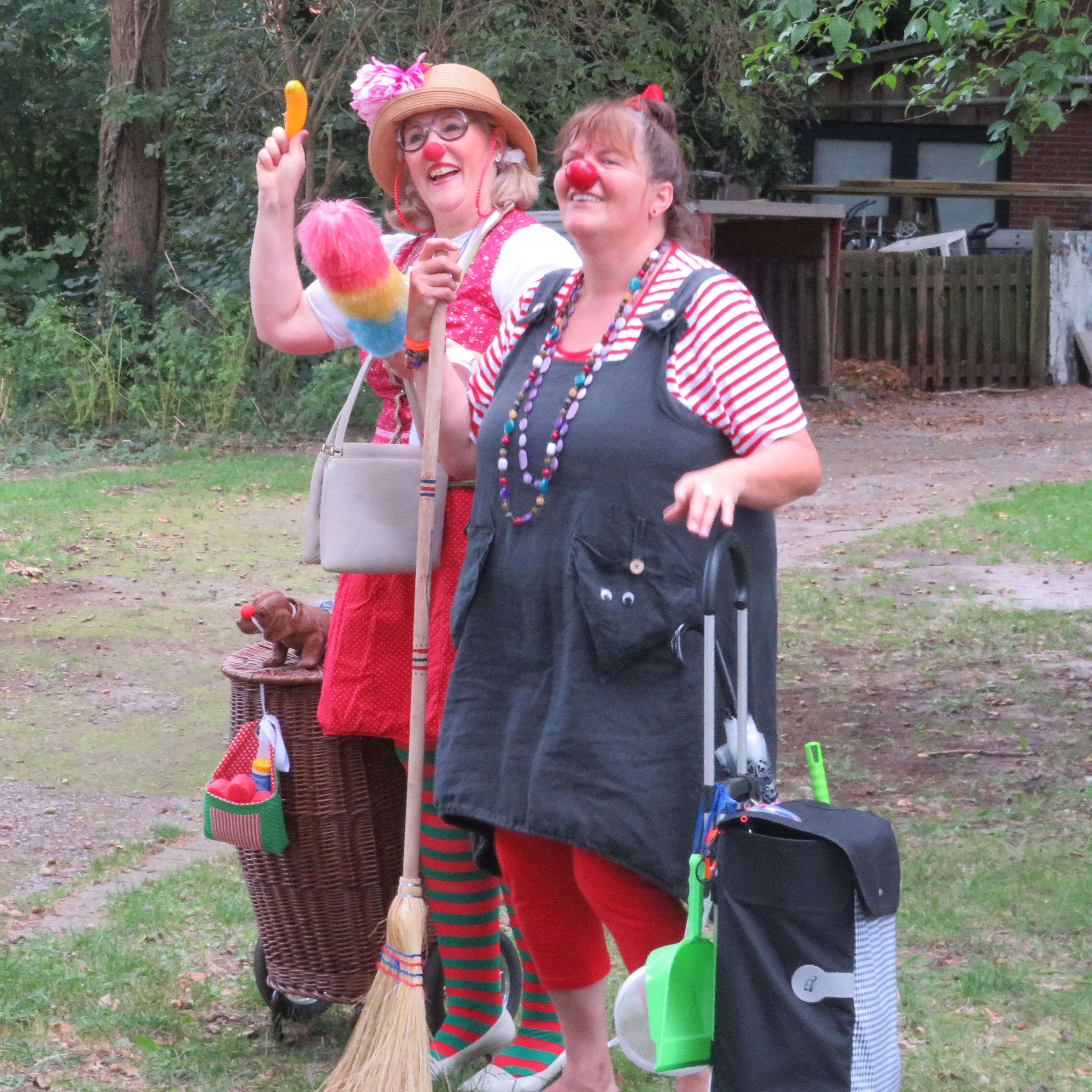 Die Clowns "DIEBUNTENMÄDELS" eröffneten die Feier. Foto: Borchersweg