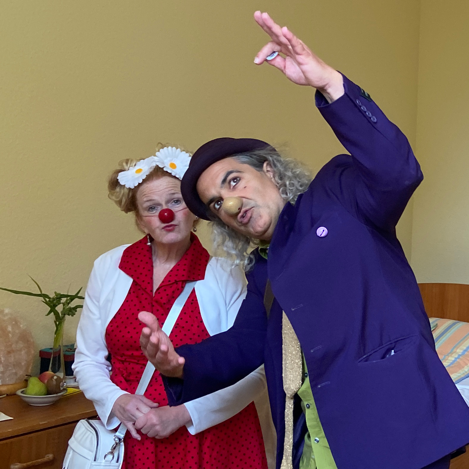 Die Klinikclowns Nino Anders und Carlotta McKaber im Einsatz. Foto: Kerstin Kempermann