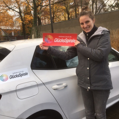 Anja Schwiertz freut sich über die Förderung der Glücksspirale für den Dienstwagen der Mitarbeiterin im Bereich Assistenz beim Wohnen. Foto: Wohnheim Friedensplatz