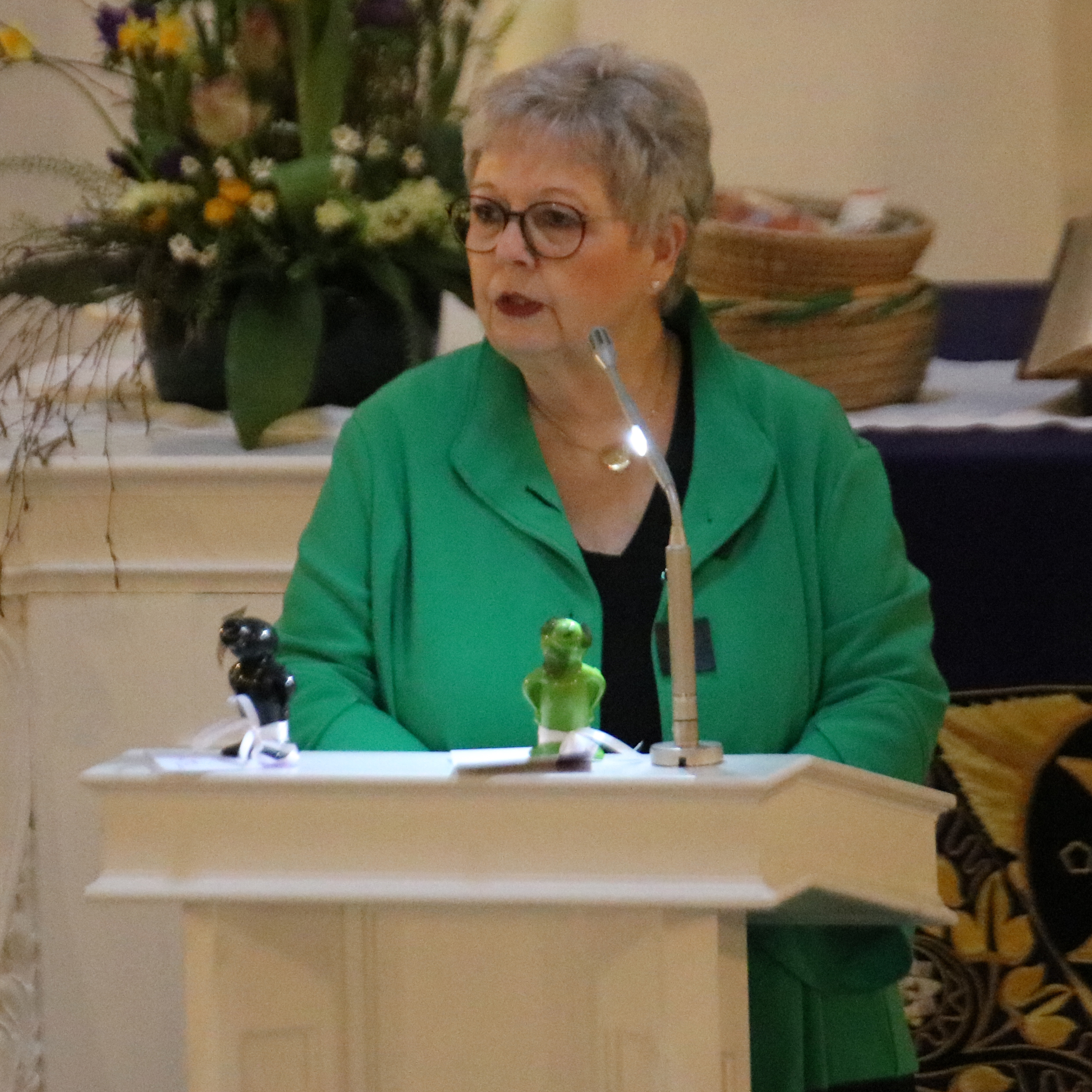 Synodenpräsidentin Sabine Blütchen bei ihrem Grußwort. Sie überreichte den Vorständen jeweils einen kleinen Ventilator für viel Rückenwind. Foto: Kerstin Kempermann