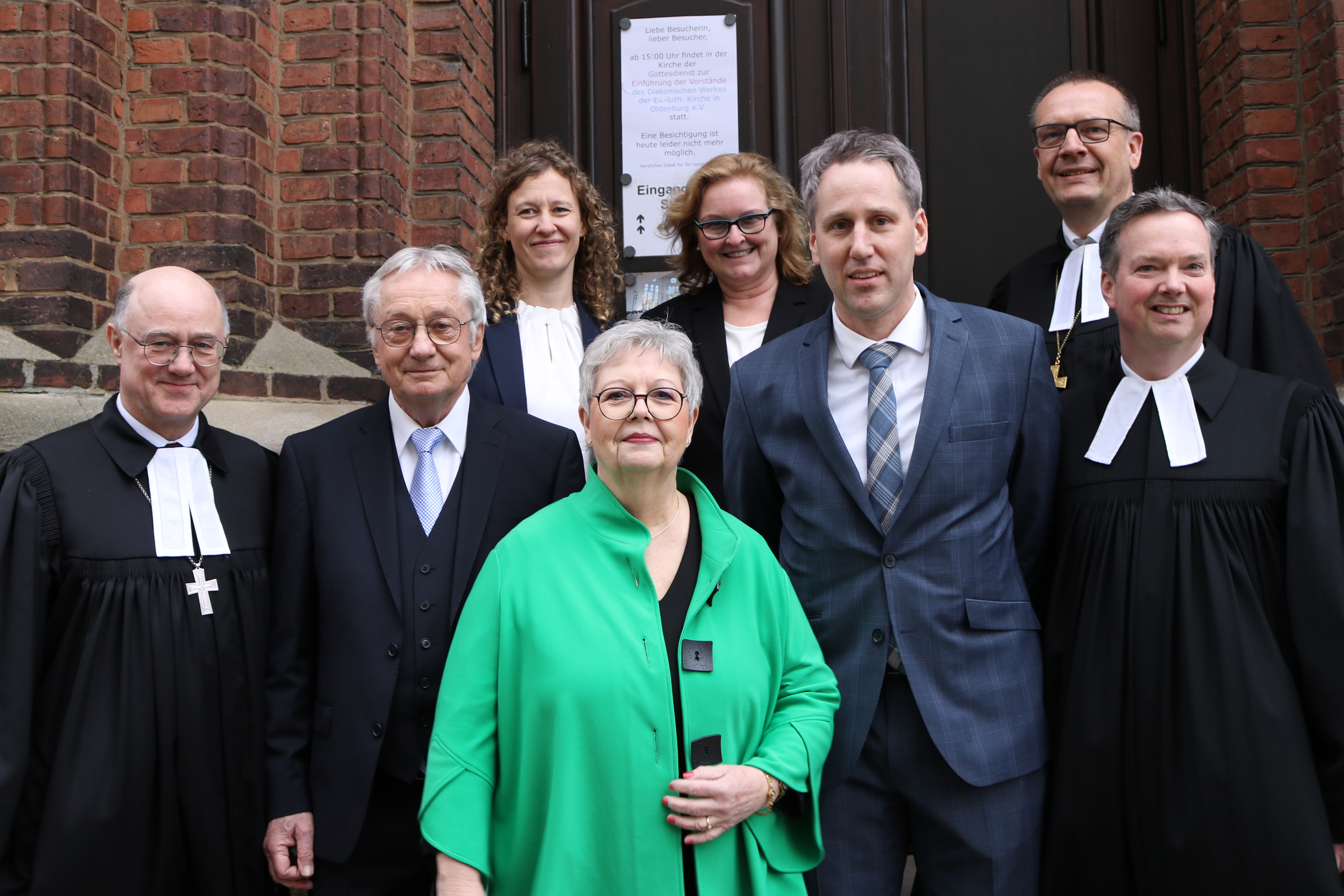 Gestaltet wurde der Einführungsgottesdients von (von links) Oberkirchenrat Detlef Mucks-Büker, Manfred Szusies (Vorsitz des Aufsichtsrates), Gesche Poppe (Leitung Freiwilligendienst), Synodenpräsidentin Sabine Blütchen, Oberin Petra Schumann (Leitung Friedas-Frieden und Elisabethstift), Mario Behrends, Bischof Thomas Adomeit und Pfr. Dr. Friedrich Ley. Foto: Kerstin Kempermann