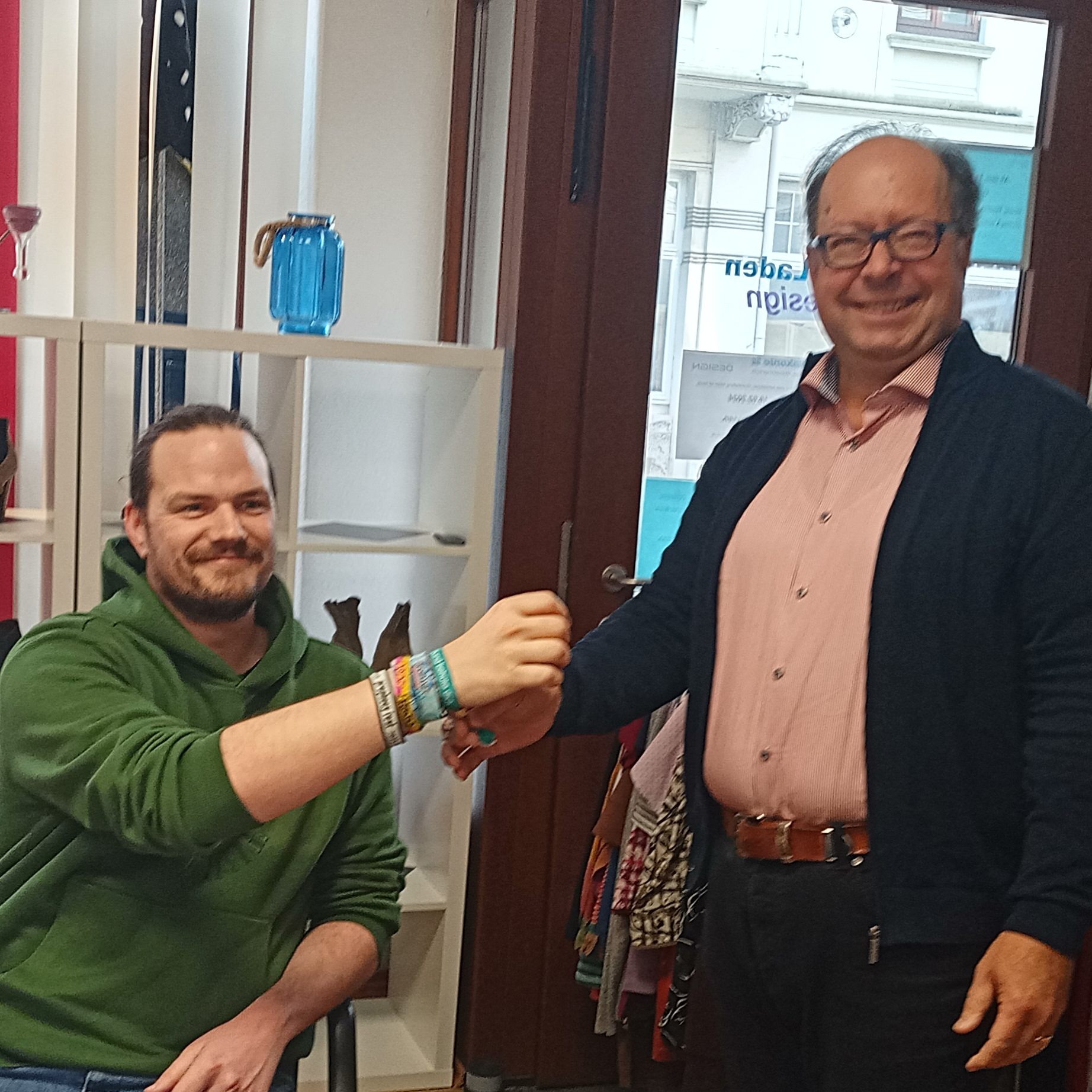 Pastor Ingmar Hammann, Vorsitzender des Diakonischen Werkes in der Wesermarsch, bedankte sich bei Niklas Ahlers für seine hervorragende Arbeit und überreichte ihm ein Armband mit einem Segensspruch. Foto. Thomas Scheurenbrand