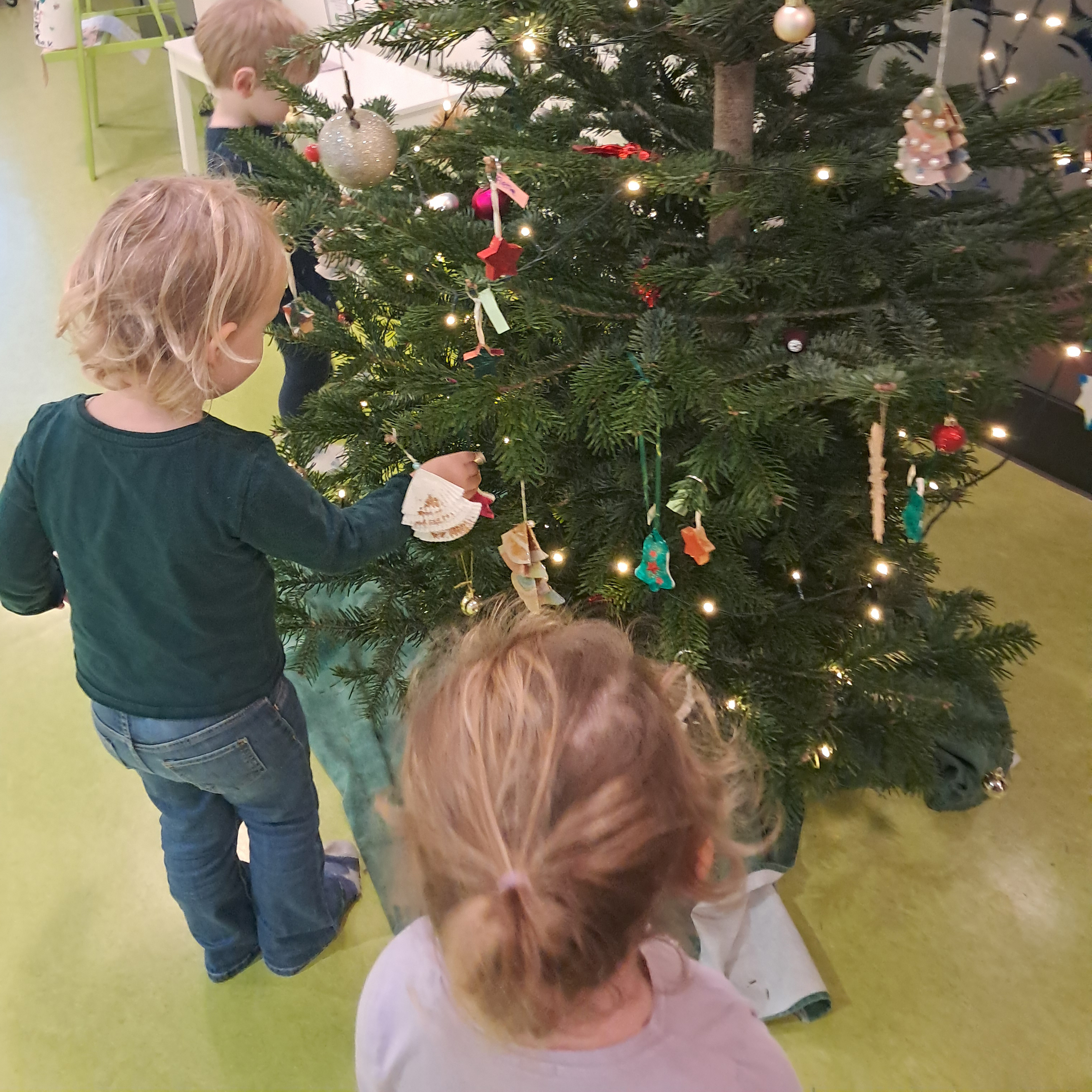 Der Weihnachtsbaum in der DiKiTa begeistert die Kinder auch in diesem Jahr. Foto: DiKiTa