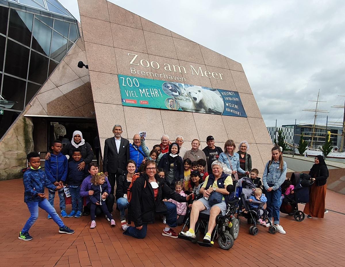 Im  Juli haben sich 37 Delmenhorster:innen zusammen mit den Ehrenamtskoordinatorinnen Karoline Behlke und Astrid Schalla aufgemacht, um die Eisbären-Zwillinge Anna und Elsa im Bremerhavener Zoo am Meer zu besuchen. Foto: Diakonisches Werk Delmenhorst/Oldenburg-Land 