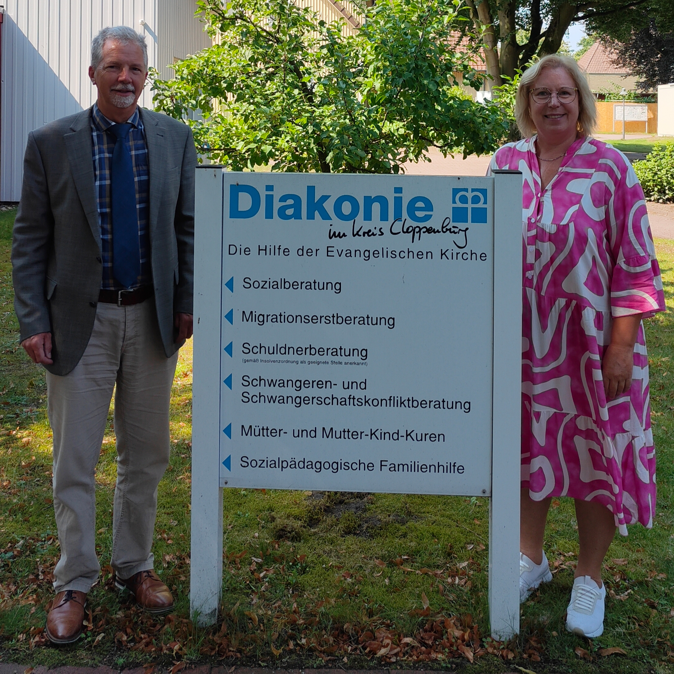 Diakoniepfarrer Holger Ossowski und Martina Fisser, Geschäftsführerin der Diakonie im Oldenburger Münsterland laden gemeinsam zum Diakoniegottesdienst ein. Foto: Diakonie im Oldenburger Münsterland