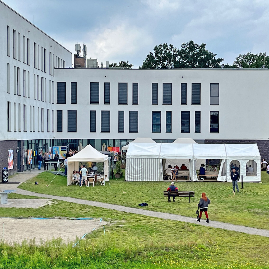 Bei sonnigem Wetter trafen sich rund 150 ehemalige Patient*innen in der Fachklinik Weser-Ems.