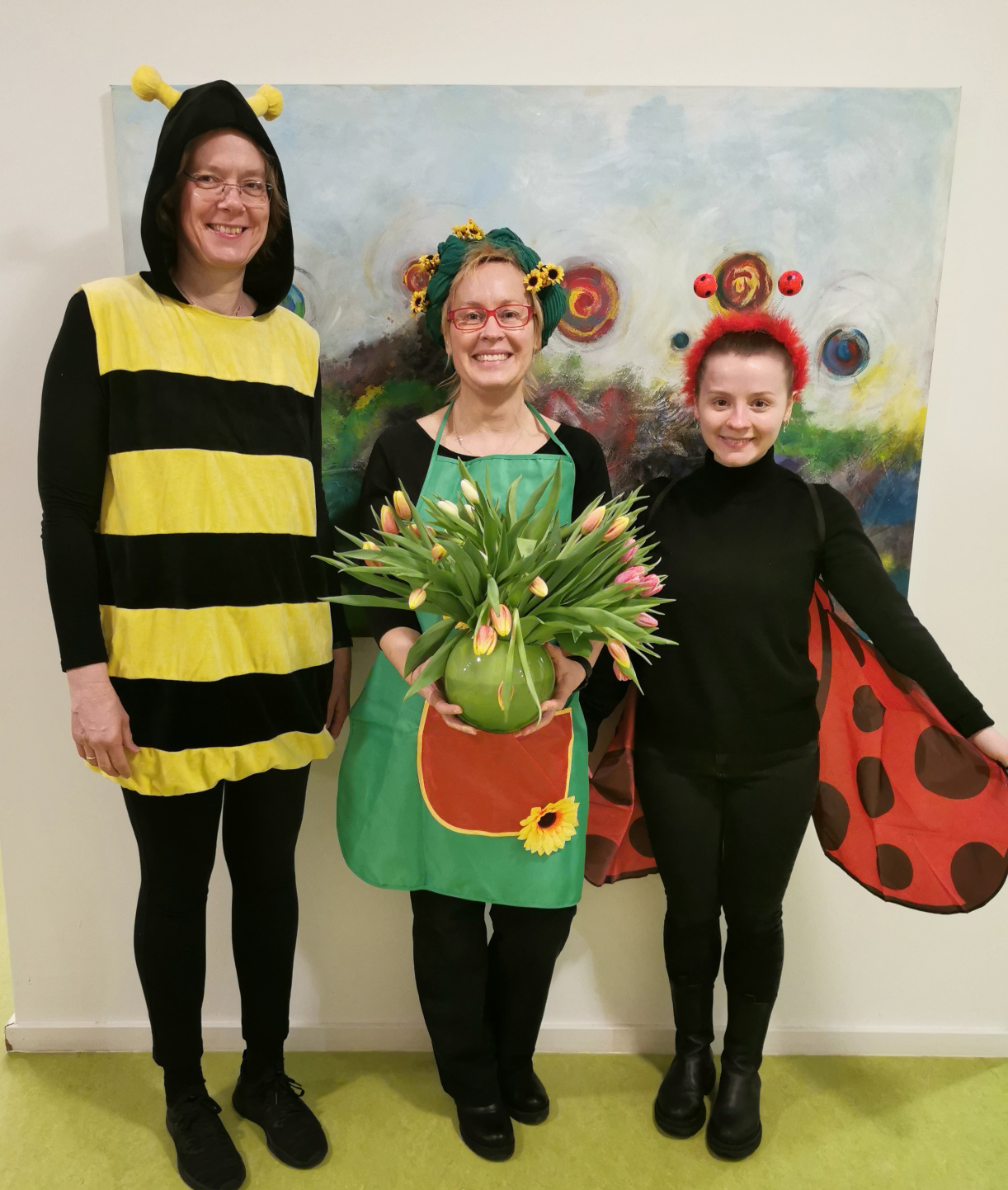 Marienkäfer (Kimberly Hauke), Biene (Silke Gwinner) und Gärtnerin (Nicole Eilers) überraschen die Eltern heute mit einem Blümchen. 