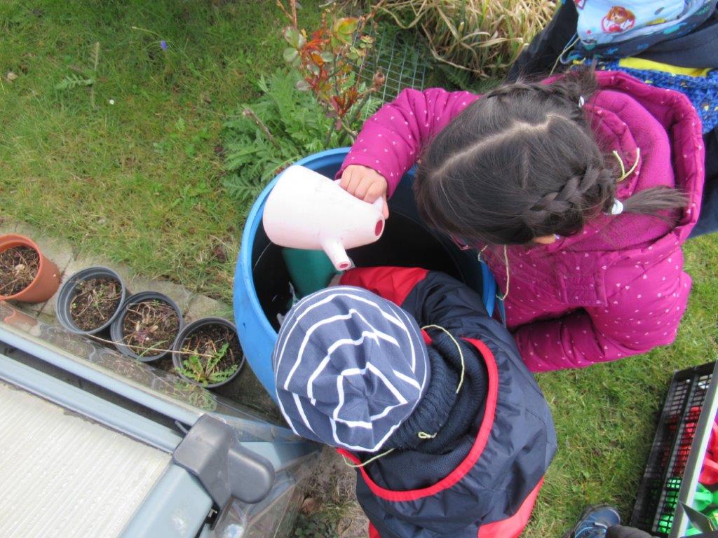 Beim ersten Besuch im Lehrgarten erkundeten die Jungen und Mädchen den Garten und pflanzten Mais und Sonnenblumen. Fotos: DiKiTa